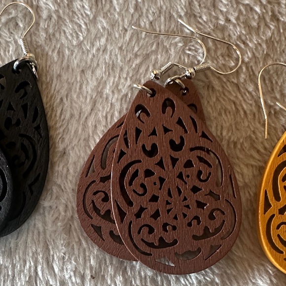 Set of 4 wooden Teardrop Filigree Earrings - Picture 3 of 5